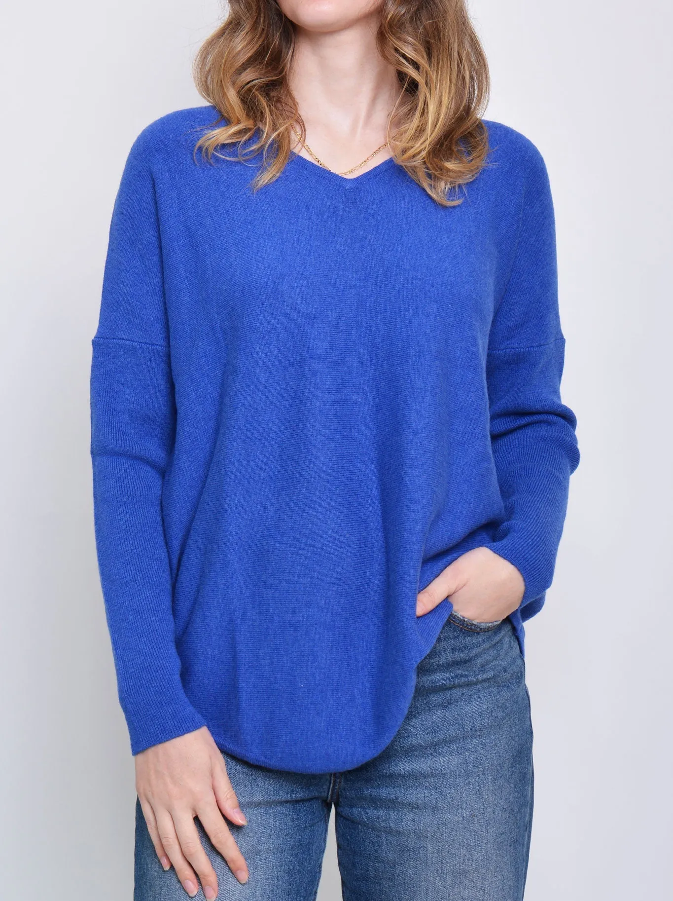 JAMES MELBOURNE VEE NECK CURVED HEM