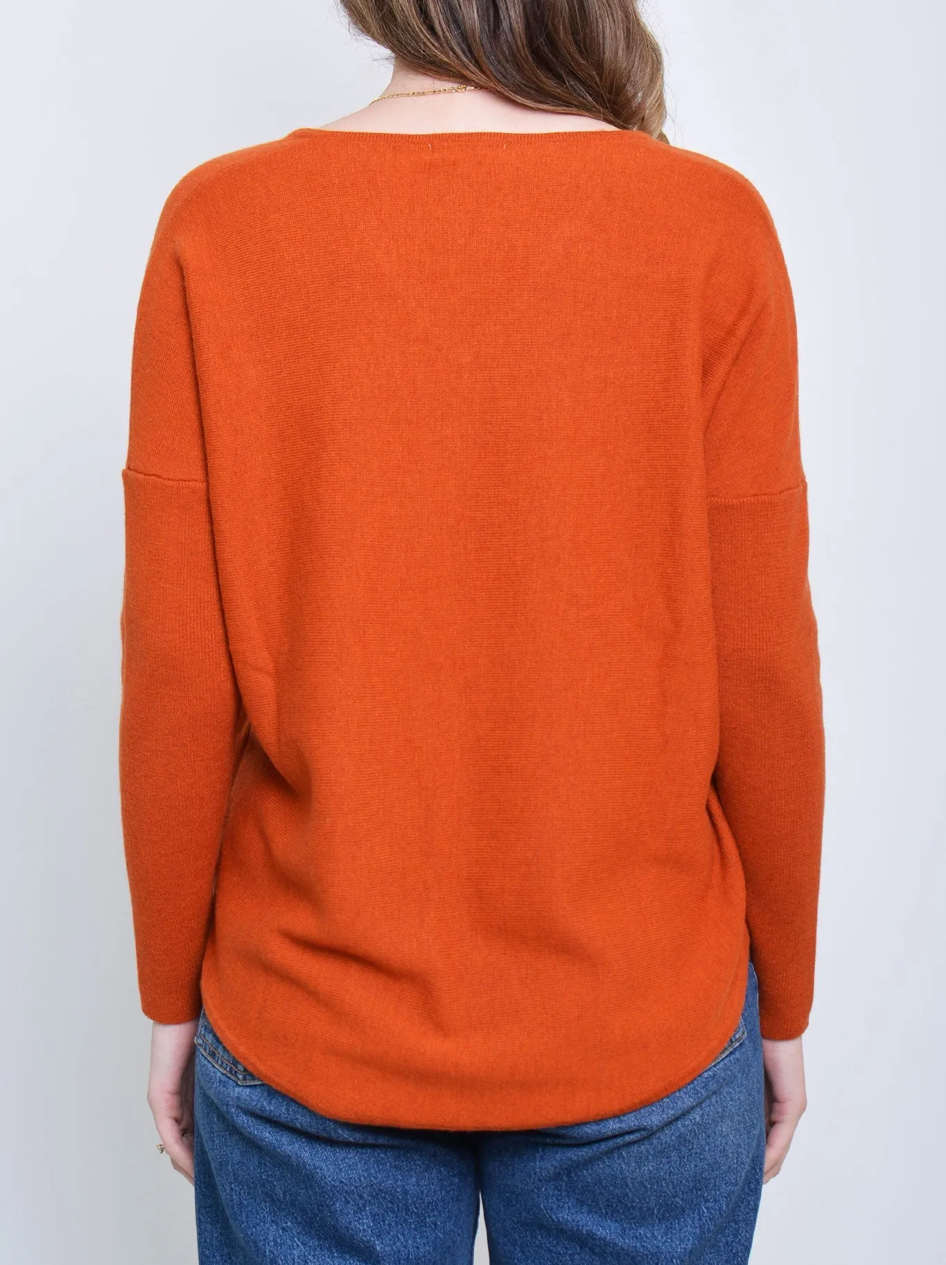 JAMES MELBOURNE VEE NECK CURVED HEM