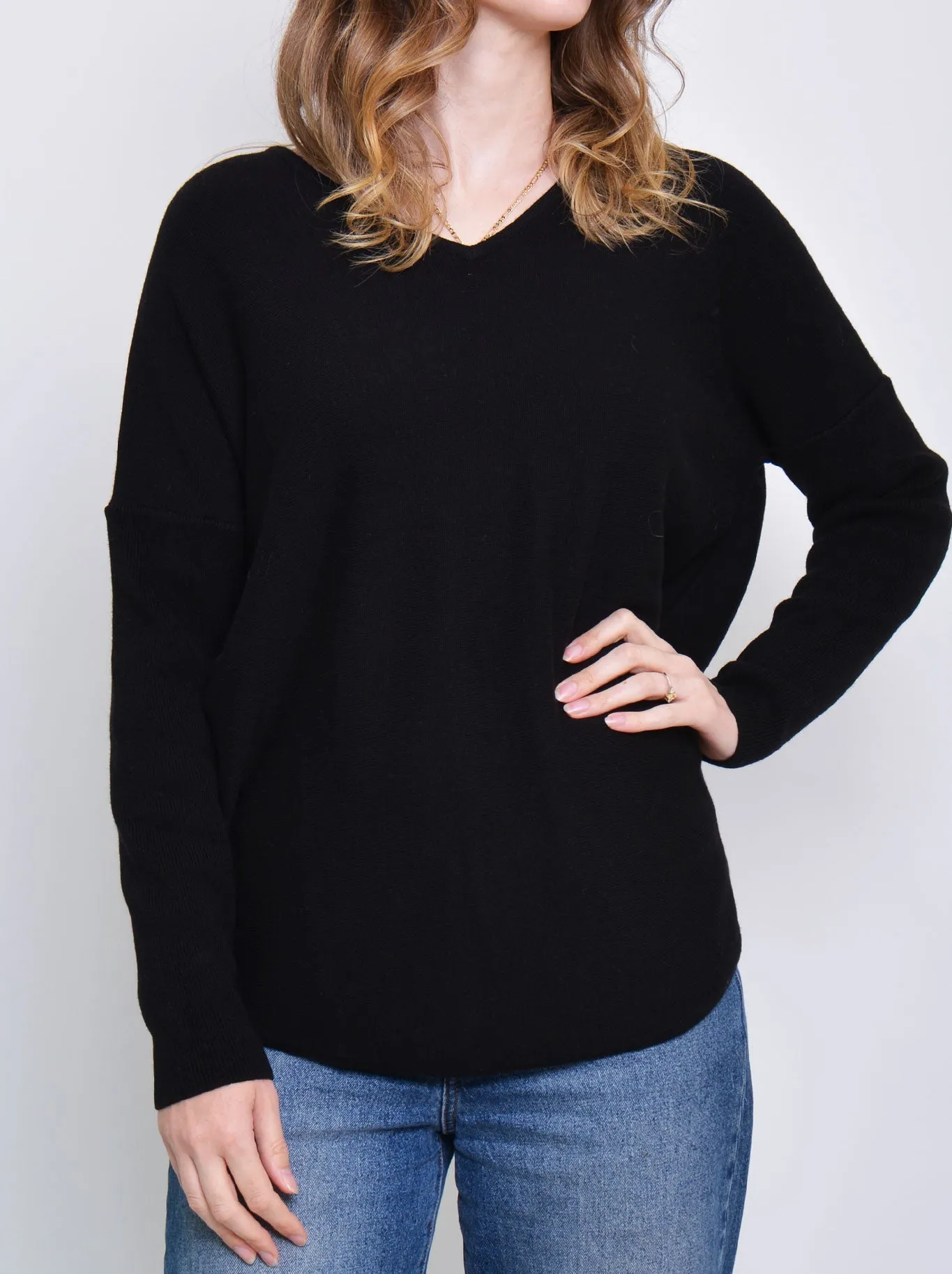JAMES MELBOURNE VEE NECK CURVED HEM