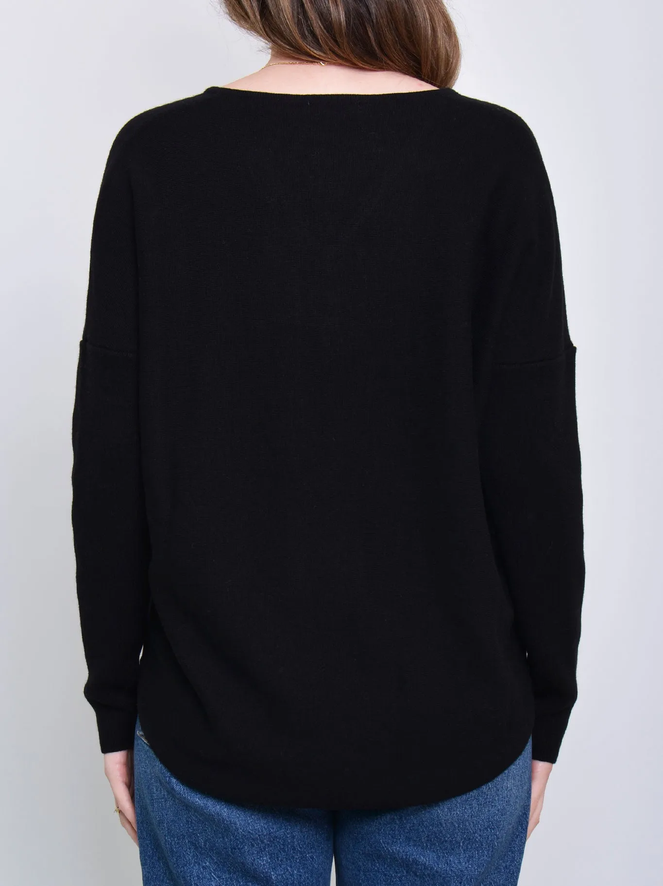 JAMES MELBOURNE VEE NECK CURVED HEM